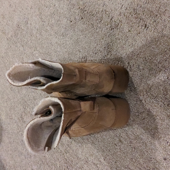 BearPaw boots size 8 - Picture 2 of 4